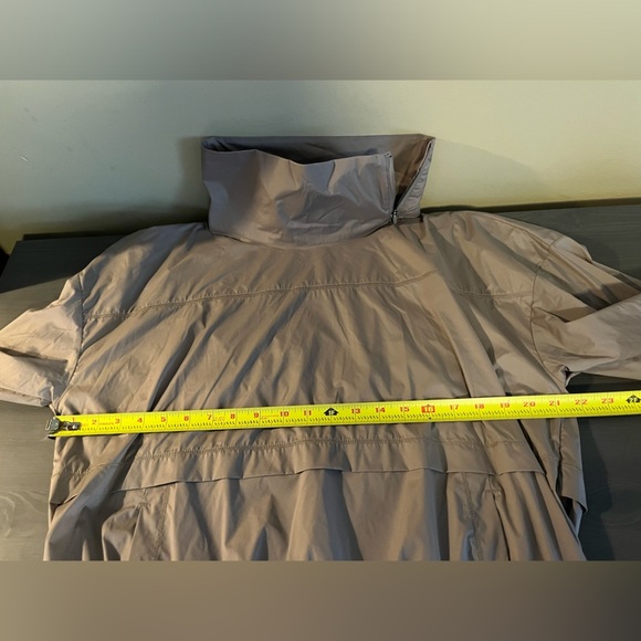 Athleta Women’s Run With It Lightweight Jacket - Picture 5 of 8